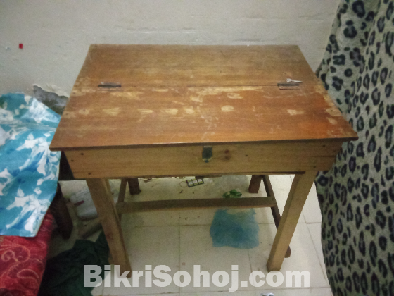 টেবিল এবং চেয়ার
